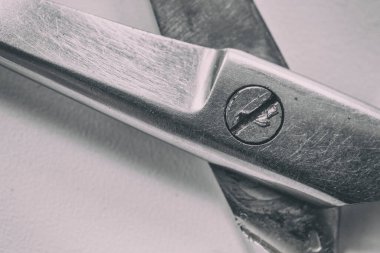 Ortada vida olan eski metal açık makas detayı