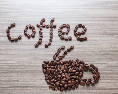 Kahveyi fincana yaz ve tahılları yakın plan yaz.