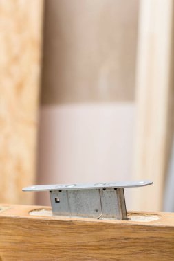 Morfin kilidi eski ahşap kapının yarısına yerleştirilir..