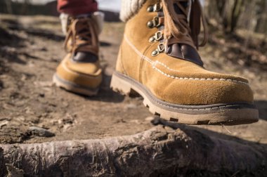 Parktaki patikada yürüyen şık ayakkabılı bir kız. Yakın plan.