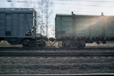Bahar akşamı, gün batımında, demiryolunda bir yük trenini döndürmek.