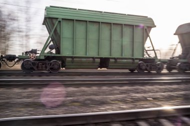 Bahar akşamı, gün batımında, demiryolunda bir yük trenini döndürmek.