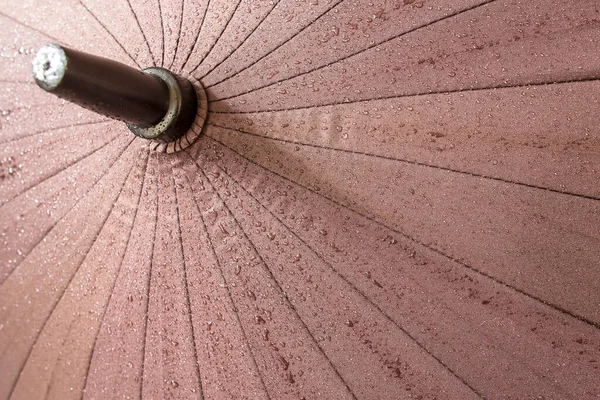 雨の後茶色の傘の上の水の滴 — ストック写真