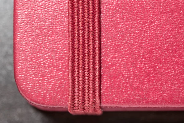 Makro Rotes Notizbuch Mit Lesezeichen Auf Einem Holztisch Liegend — Stockfoto