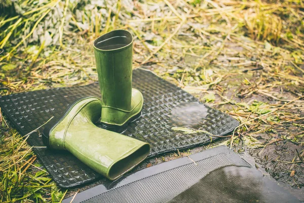 Kinder Grüne Stiefel Die Bei Regnerischem Wetter Draußen Zurückgelassen Werden — Stockfoto