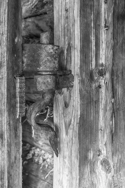 Vintage Vieille Charnière Rouillée Sur Une Porte Bois — Photo