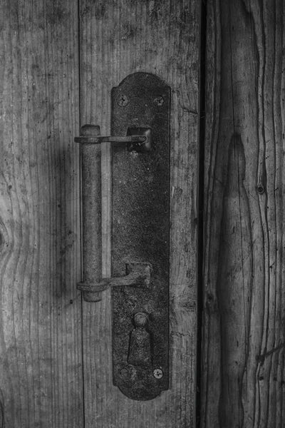 Старая Ржавая Ручка Деревянной Двери Входа — стоковое фото
