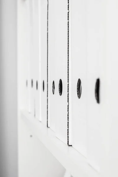 棚の上に立つ白い事務所のフォルダの列 — ストック写真