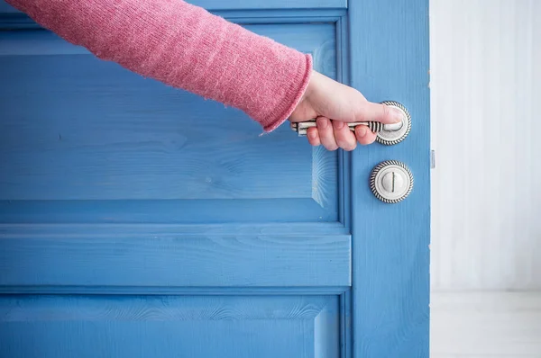 Homme Tenant Stylo Métal Dans Une Porte Ouverte Bois Bleu — Photo