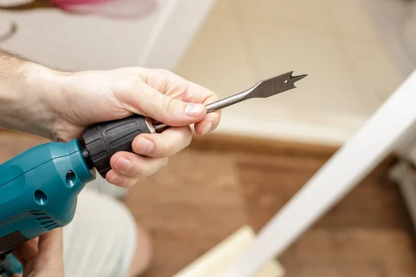 Man Establishes Bit Drill Close — Stock Photo, Image