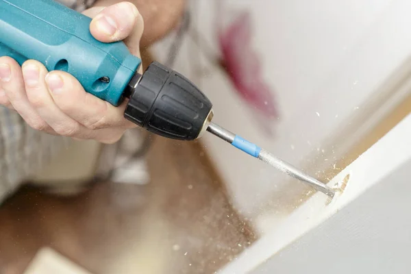 Hombre Perforando Agujero Una Madera Puerta Una Habitación — Foto de Stock