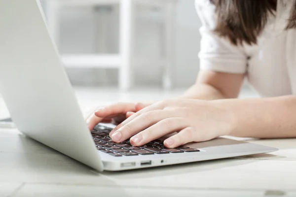 Mädchen Heller Kleidung Tippt Mit Den Händen Auf Grauer Laptop — Stockfoto