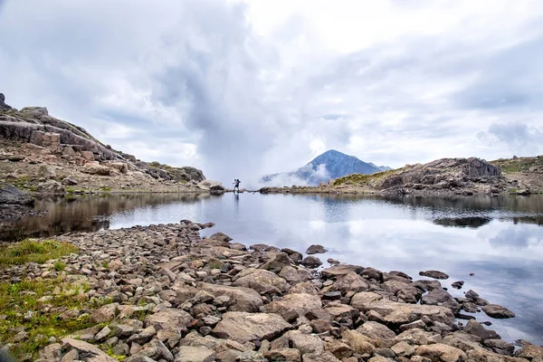 Ταξιδιώτης Πηγαίνει Στο Πανόραμα Τοπίο Μια Λίμνη Ψηλά Στα Βουνά — Φωτογραφία Αρχείου
