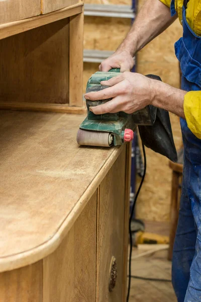 Carpintero Restaura Vintage Madera Aparador Por Eléctrico Máquina Pulir —  Fotos de Stock