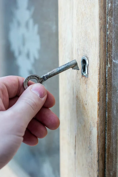 Una Persona Inserire Una Chiave Mano Nella Porta Antico Legno — Foto Stock