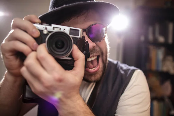 Mutlu Gülümseyen Fotoğrafçı Hippi Güneş Gözlüğü Şapka Takıp Eski Tarz — Stok fotoğraf