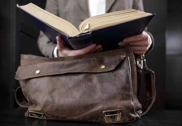 Ceketli Bir Öğretmen Eski Bir Deri Çantadan Bir Kitap Alır — Stok fotoğraf