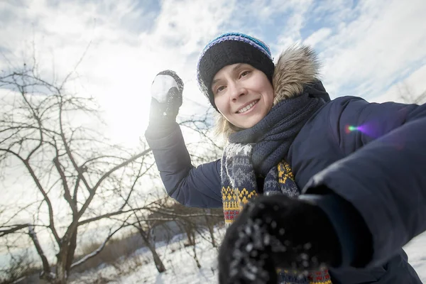 Mujer Feliz Jugando Con Bolas Nieve Invierno Lanzar — Foto de Stock