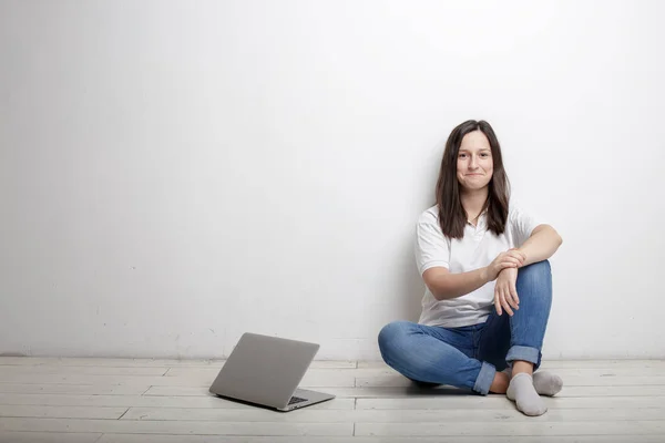 Lächelnde Schöne Frau Ruht Sich Glücklich Von Der Arbeit Aus — Stockfoto