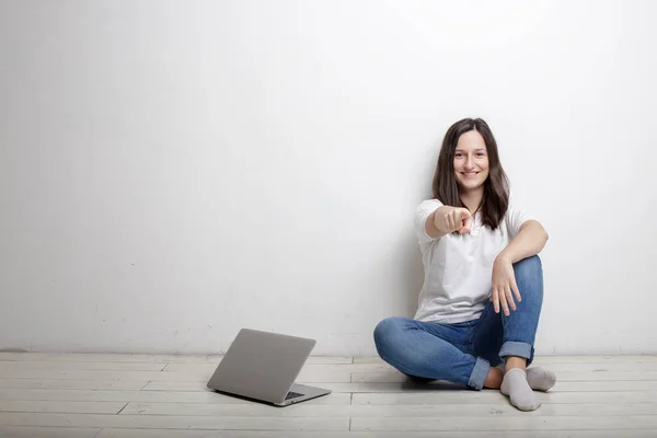 Lächelnde Schöne Frau Zeigt Mit Dem Finger Auf Dich Wie — Stockfoto