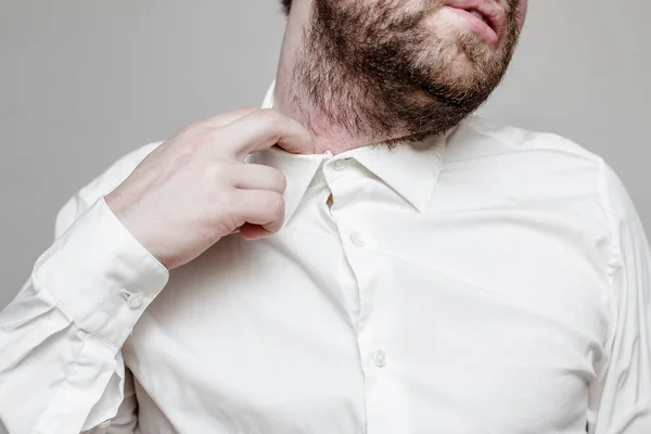 Ongeschoren Man Het Witte Shirt Strak Benauwd Hij Probeert Kraag — Stockfoto