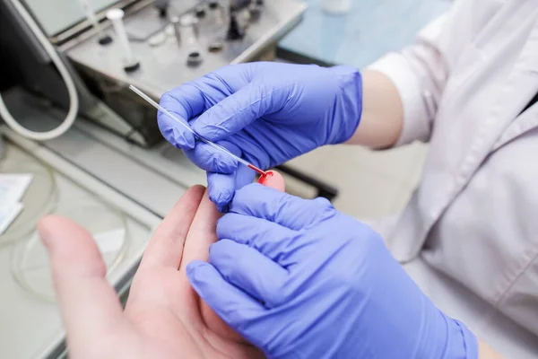 Läkaren Tar Patientens Blodprov Från Ett Finger Mot Bakgrund Mätutrustningen — Stockfoto