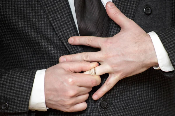 Мужчина Куртке Изо Сил Пытается Снять Обручальное Кольцо Пальца — стоковое фото