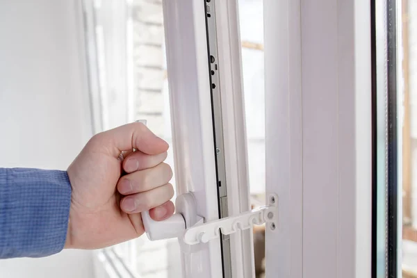 Mano Sostiene Manija Ventana Abierta Con Bloqueo Seguro Del Restrictor —  Fotos de Stock