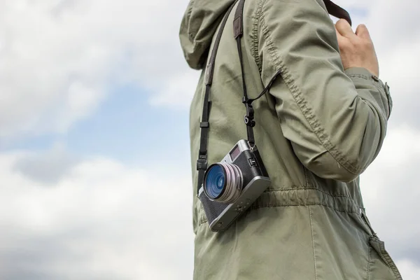 Vecchia Macchina Fotografica Appesa Alla Spalla Una Persona Giacca Con — Foto Stock