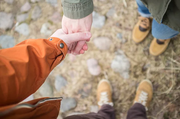 Pandangan Dari Atas Pada Kaki Seorang Pria Dan Seorang Wanita — Stok Foto