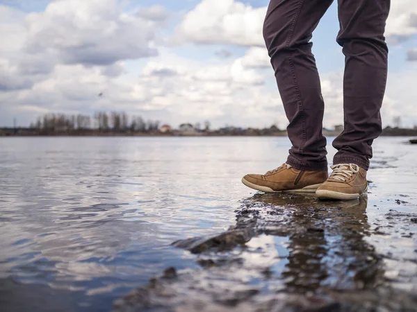 Ένας Hipster Άνθρωπος Στέκεται Στην Άκρη Από Νερό Του Ποταμού — Φωτογραφία Αρχείου