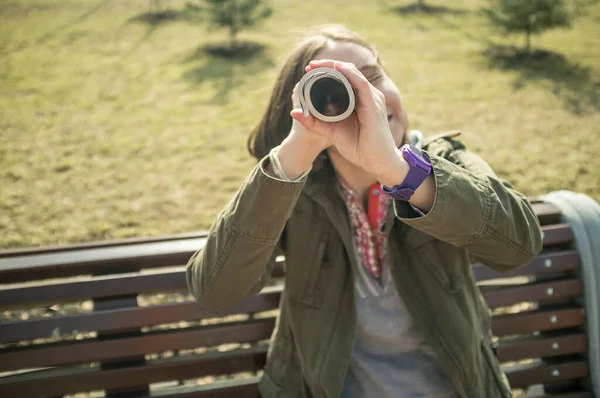 Oyuncu Genç Kadın Dergiyi Açık Havada Teleskop Olarak Kullanıyor — Stok fotoğraf