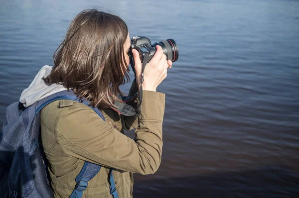 Nehrin Arka Planında Elinde Kamera Olan Tatlı Bir Kadın Fotoğrafçı — Stok fotoğraf