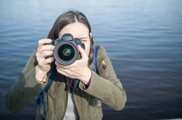 Carino Fotografo Femminile Con Macchina Fotografica Mano Sullo Sfondo Del — Foto Stock