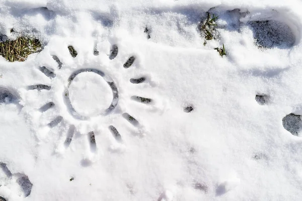 Zon Tekenen Witte Sneeuw Een Zonnige Lentedag — Stockfoto