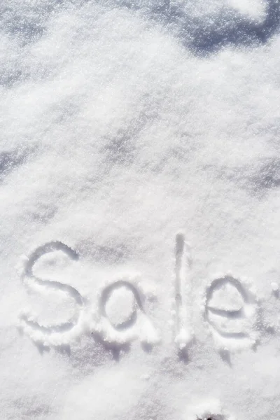 在春光明媚的日子里 在雪地里垂直书写着 Sale — 图库照片