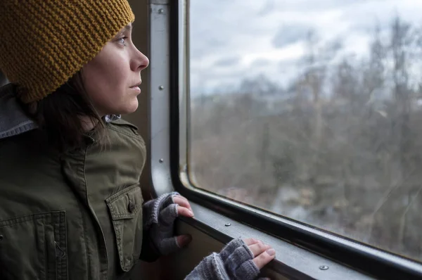 Mooi Meisje Met Een Wollen Hoed Reist Met Trein Kijkend — Stockfoto