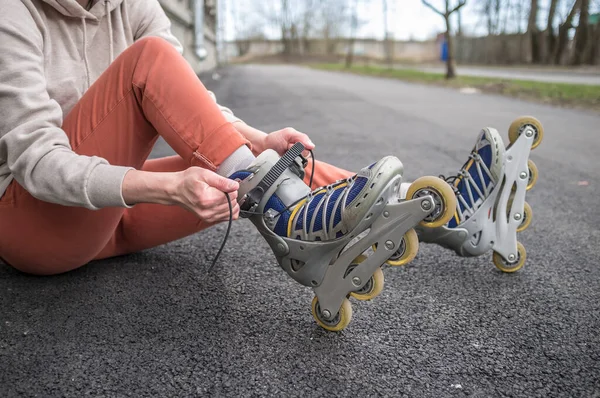 Girl Sitting Road Tying Laces Roller Skates Close Concept Sports — Stock Photo, Image