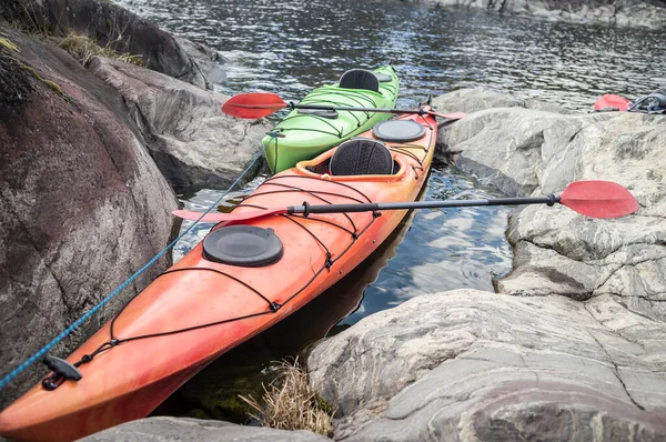 Due Kayak Sono Ormeggiati Sulla Riva Rocciosa Del Mare — Foto Stock