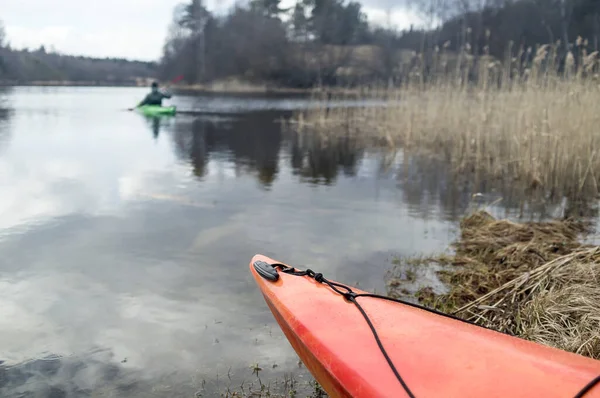 Kayak Arancione Parcheggiato Sulla Riva Sullo Sfondo Uomo Viaggia Una — Foto Stock