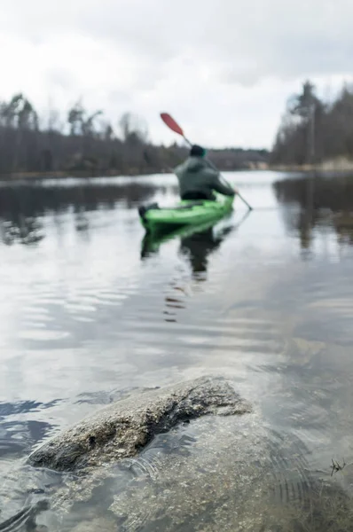 Uomo Viaggia Kayak Verde Sul Lago Una Giornata Nuvolosa Primaverile — Foto Stock