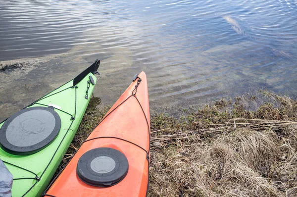 Due Kayak Sono Ormeggiati Sulla Riva Del Lago — Foto Stock