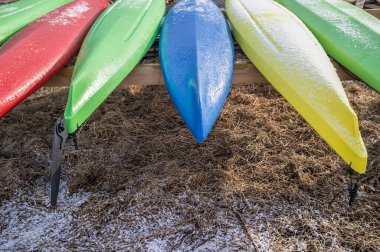 Baharın başlarında turistlerin ve güzel havanın beklentisiyle park etmiş renkli kanolar..