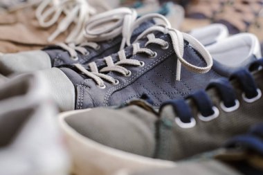 Sıraya dizilmiş çeşitli şirin ayakkabılar. Yakın plan..