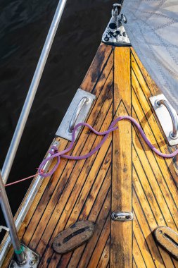 Karanlık suyun arka planında tahta güverte yatı. Yakın plan..