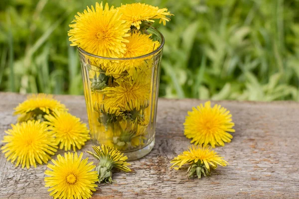 Üvegpohár Sárga Virágok Pitypang Taraxacum Officinale Áll Egy Asztal Egy — Stock Fotó