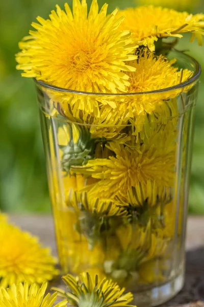 Üvegpohár Sárga Virágok Pitypang Taraxacum Officinale Áll Egy Asztal Egy — Stock Fotó