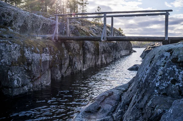Alte Holzbrücke Auf Einer Felseninsel Der Sonne Durch Den Natürlichen — Stockfoto