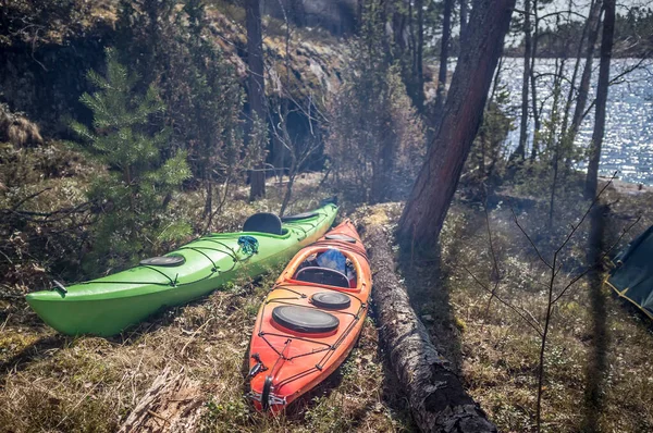 Dois Caiaques Estão Floresta Primavera Perto Acampamento Sol Fumaça Fogo — Fotografia de Stock