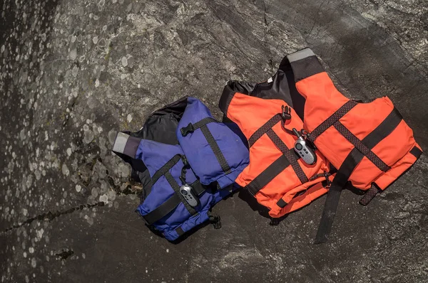 Zwei Schwimmwesten Und Ein Radio Stehen Der Felsigen Küste Einem — Stockfoto